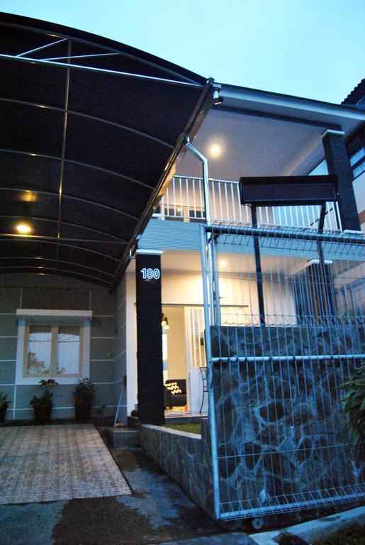 Rumah 4-Kamar Tidur